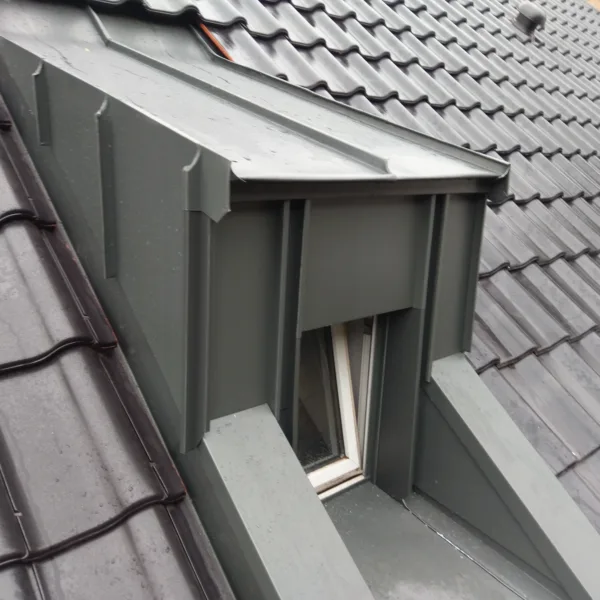 Dachgaube mit Metallverkleidung an einem Ziegeldach