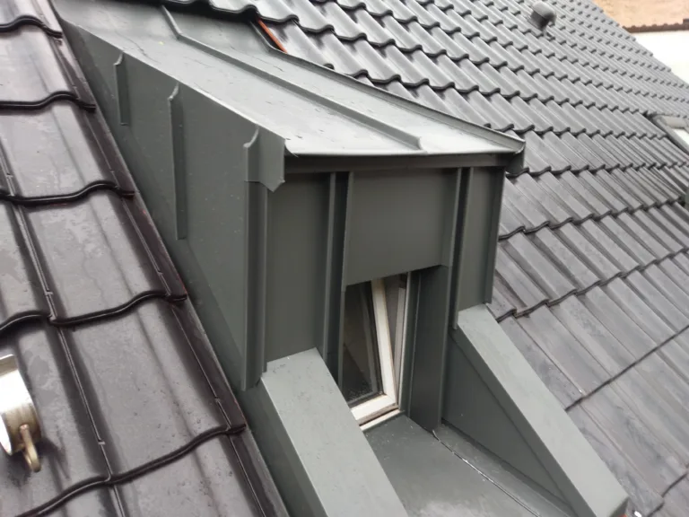 Dachgaube mit Metallverkleidung an einem Ziegeldach