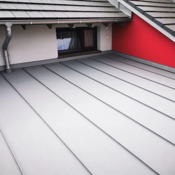 Graues Metalldach in Stehfalztechnik