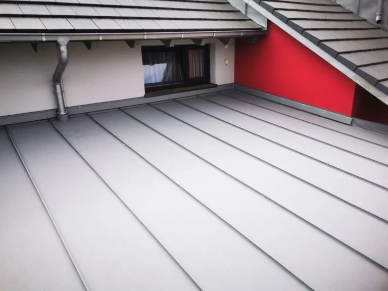 Graues Metalldach in Stehfalztechnik