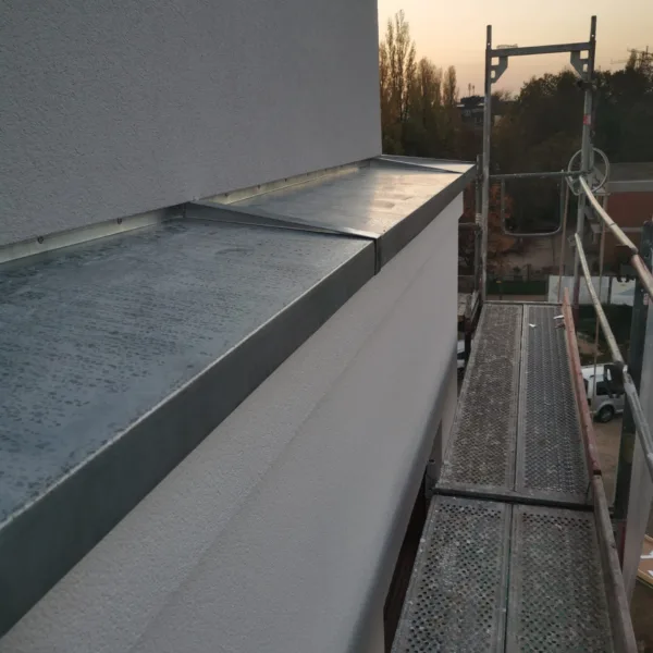 Dunkles Metalldach von oben