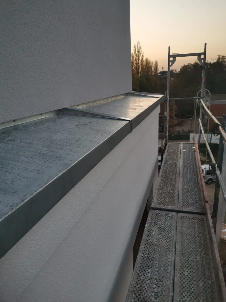 Dunkles Metalldach von oben