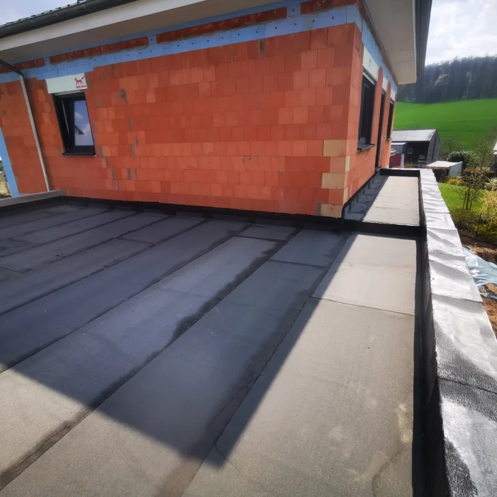 Frisch abgedichtetes Flachdach an einem Neubau in Unterfranken