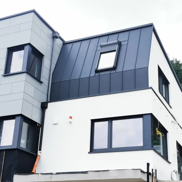 Neubau mit anthrazitfarbenem Stehfalz-Metalldach und Fassadenpaneelen – Beckel Dach + Wand Elsenfeld