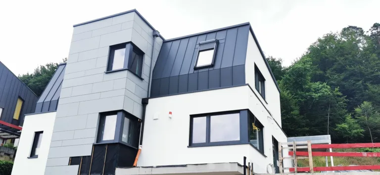 Neubau mit anthrazitfarbenem Stehfalz-Metalldach und Fassadenpaneelen – Beckel Dach + Wand Elsenfeld